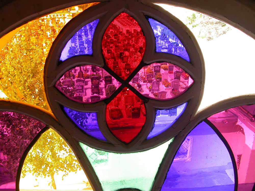 Friedhof durch das Kirchenfenster gesehen