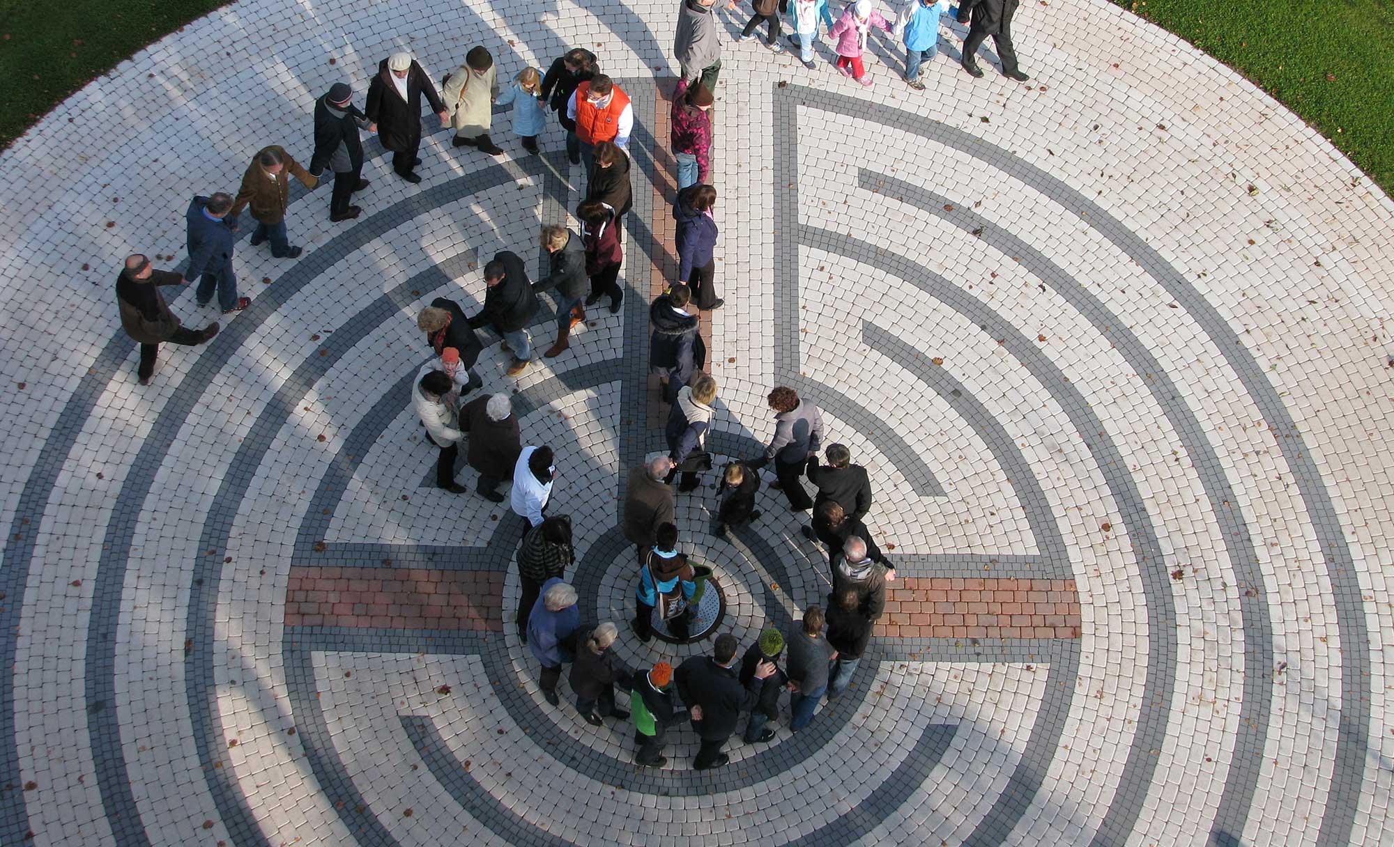 Labyrinth-Pflasterung vor der Kirche